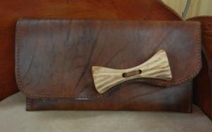 Kožená kabelka s dřevěnou mašlí