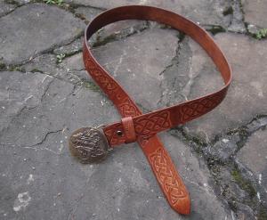 Kožený opasek s keltským vzorem, spona had