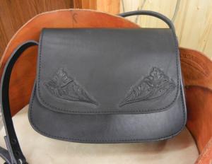 Klasická malá kožená kabelka s ručním zdobením